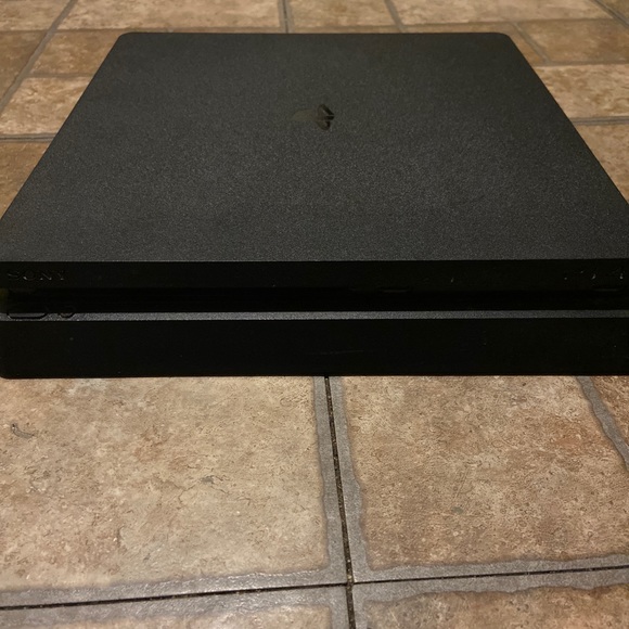 PlayStation 4 Slim 1TB with COD: Black Ops llll + Days Gone + Spider-Man - Picture 2 of 5